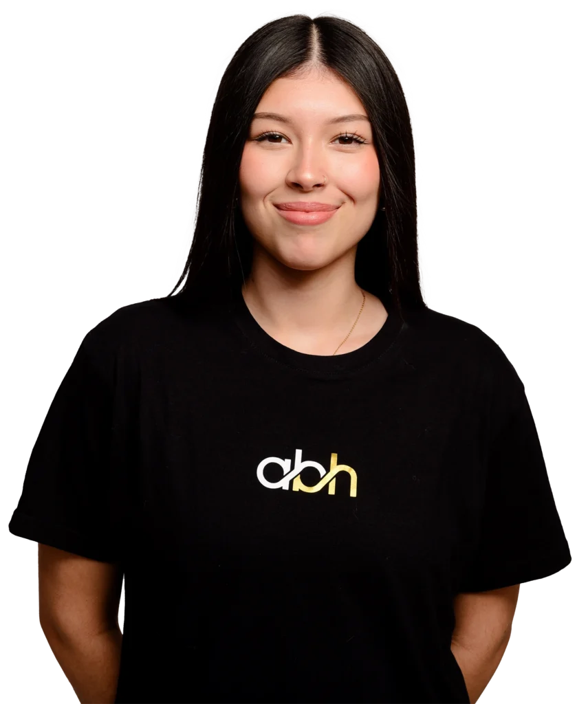 J. Sanchez Mitarbeiterin von der ABH Group mit einem schwarzen T-Shirt. Arbeit als Content Creatorin bei der ABH Medien Agentur.